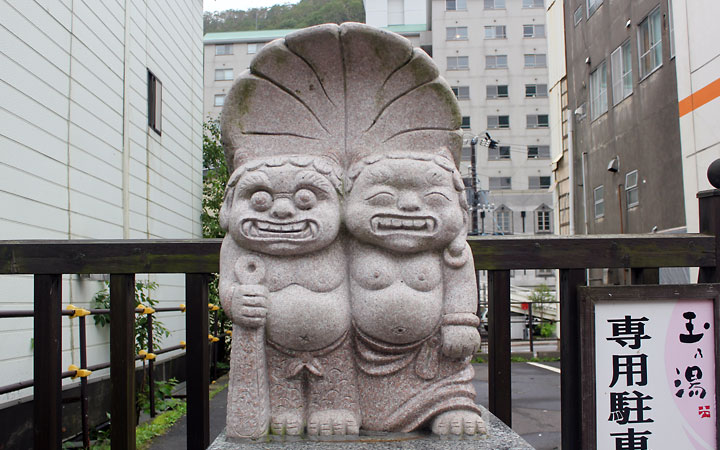 Noribetsu | Statue of two hugging devils